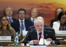 FMI e Banco Mundial financiam países ricos, critica Lula no Brics