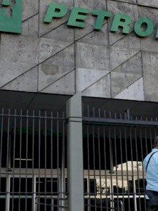 PF vai investigar empresas que não repassam redução dos combustíveis