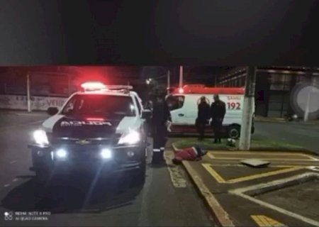 Motociclista sofre acidente grave após fugir da PM durante manobras perigosas