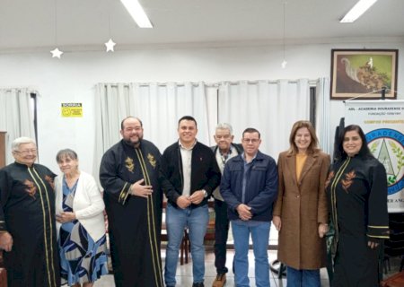 Academia Douradense de Letras recebe secretária de Cultura e vereadores