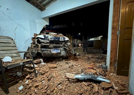 Viatura derruba muro de casa durante perseguição em cidade da região