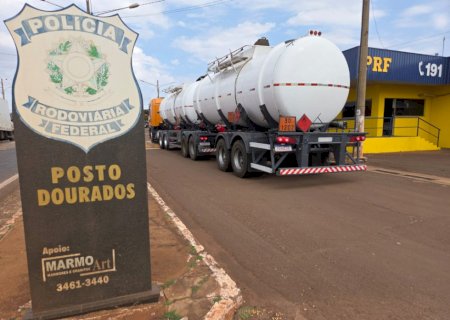 Busca por caminhonete roubada leva PRF a carga milionária de drogas em Dourados