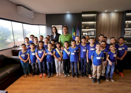 Prefeitura recebe alunos da Escola Luiz Antonio em projeto Dourados 90 anos