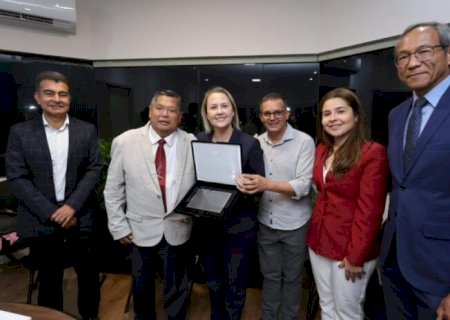 Liandra entrega honraria ao prefeito de Memuro durante recepção