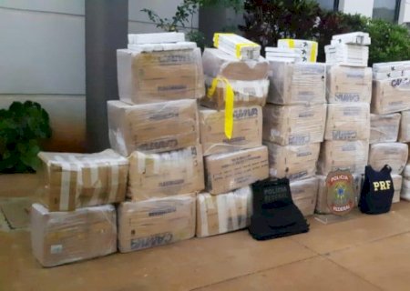 Caminhão com placas de Dourados é apreendido carregado com caixas de maconha