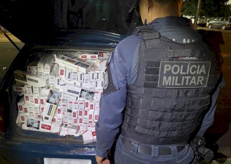 Jovem capota carro com 800 pacotes de cigarros paraguaios e acaba preso pela PM na BR-163