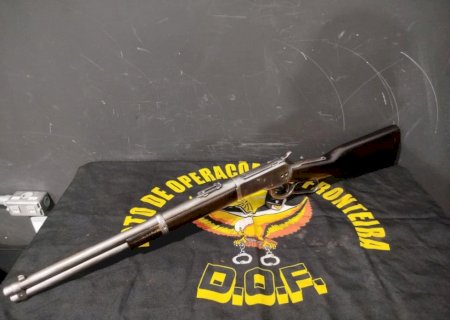 Homem é flagrado com munição no bolso e revela carabina calibre 44 guardada em casa