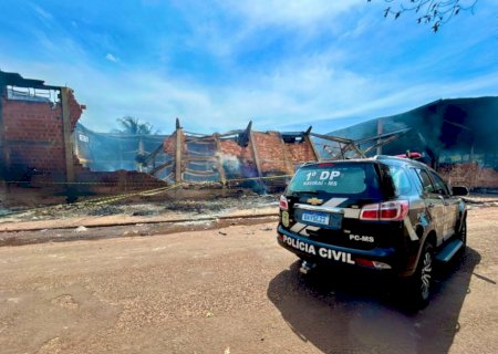 Mulher é presa em flagrante após provocar incêndio que destruiu ferro-velho