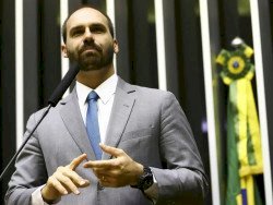 Moraes envia denúncia contra Eduardo Bolsonaro para Hugo Motta