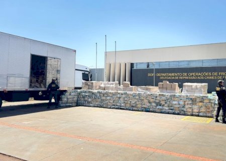 DOF apreende caminhão com 2,6 toneladas de maconha em meio a carga de silagem