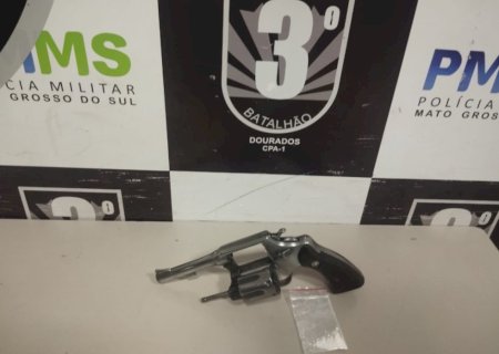 Rapaz é preso pela PM com cocaína e revólver com numeração raspada em Dourados