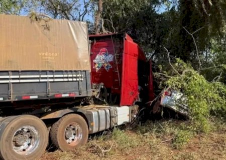 Idoso morre e mulher fica ferida em colisão entre caminhão e carro na BR-267