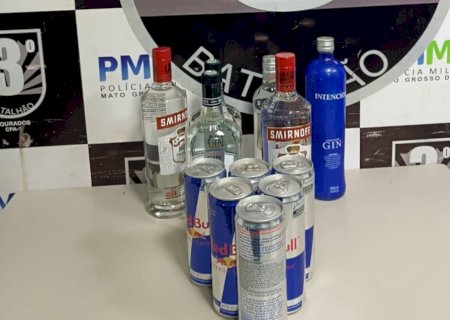 Mulher é presa após furtar de bebidas em supermercado de Dourados