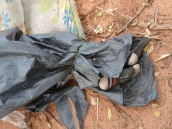 Homem é morto e corpo encontrado enrolado em lona em estrada vicinal na fronteira
