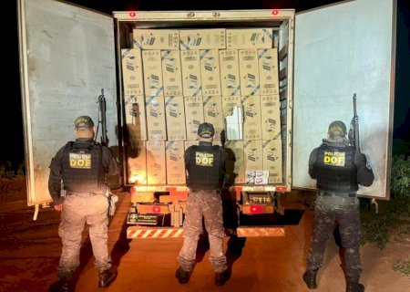 DOF apreende caminhão furtado com 15 mil pacotes de cigarros paraguaios