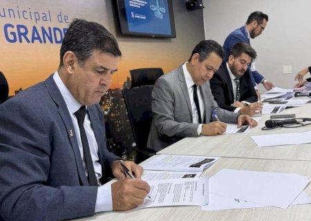 CCJ barra 13 projetos: lista tem cura gay, isenção de IPTU em ruas sem asfalto e rastreadores em caminhões