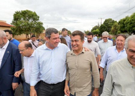 Ao lado de Riedel, Marçal diz que asfalto do Guaicurus realiza sonho de 20 anos