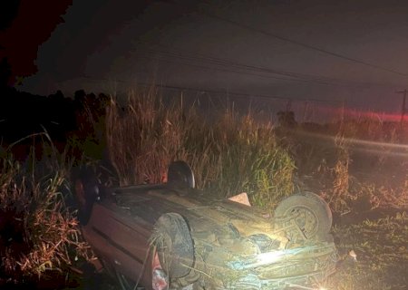 Colisão entre 2 carros deixa um morto e mulher ferida em Dourados