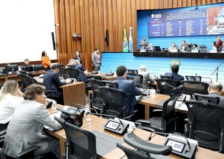 Deputados analisam 14 projetos em sessão