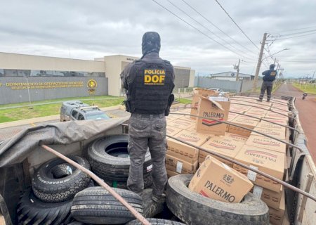 Carreteiro de 47 anos é preso com cigarros e pneus avaliados em R$ 1 milhão