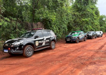 Cinco pessoas são presas e armas, munições e drogas apreendidas durante operação