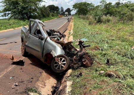 Fiat Strada se parte ao meio ao bater em carreta; condutor morreu