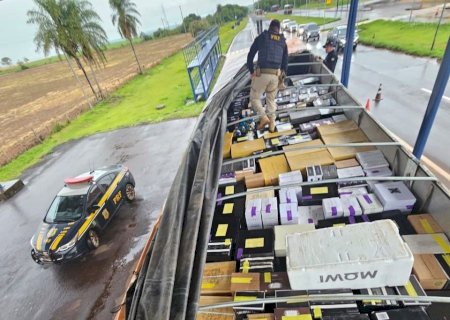 Motorista de caminhão que levava 1.800 garrafas de vinho contrabandeado paga fiança e fica solto