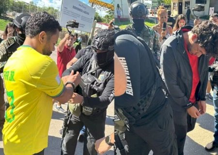 Brasileiros são presos e expulsos da Bolívia ao serem flagrados com fuzis AK-47