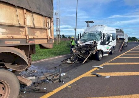 Colisão na BR-163 com van de pacientes termina em morte e deixa seis feridos