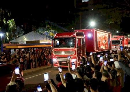 Douradenses prestigiam caravana da Coca-Cola durante Natal Encantado