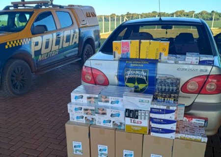 Carro é apreendido com canetas emagrecedoras, celulares e cigarros