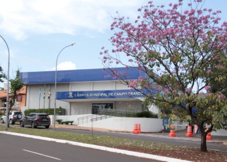 Com salário de até R$ 49,1 mil, procuradores da Câmara vão à Justiça para não bater ponto