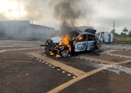 Motorista perde controle do carro, colide com outro e veículo pega fogo em Dourados