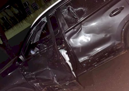 Fugindo da polícia, adulto e adolescente batem moto em veículo e ficam feridos