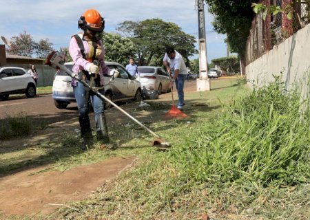 Áreas públicas de Dourados recebem roçada e limpeza neste início de 2026