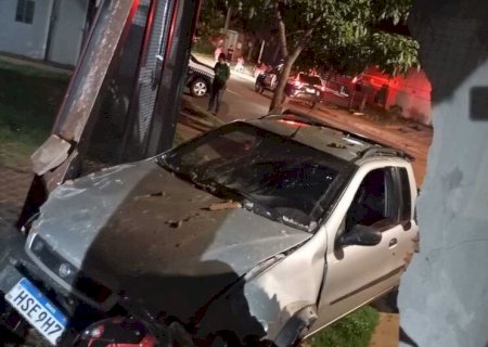 Motorista colide contra muro e causa tumulto no Nova Lima, em Campo Grande