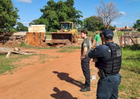 Com apoio policial, prefeitura derruba casa usada como ponto de droga e de prostituição em MS