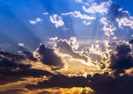 Segunda-feira de sol com nuvens, chances de chuva e máxima de 36ºC