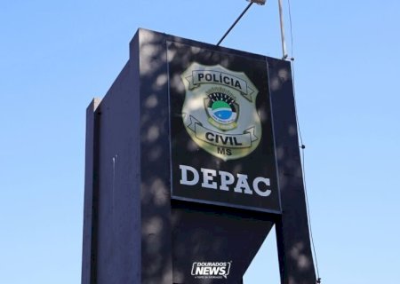 Adolescente é flagrada em sala de aula com droga na mochila e faca