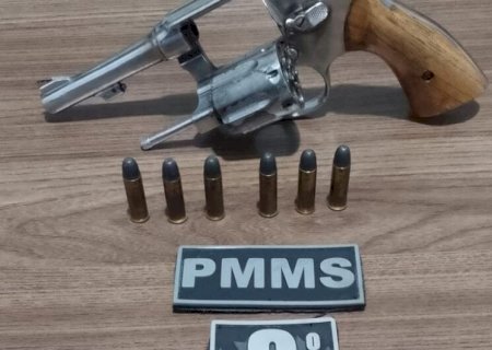 Discussão por 'poeira em comida' termina em ameaça e homem preso com revólver