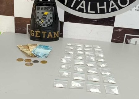 Acusado de 'disk-drogas' é preso com pochete cheia de cocaína perto de escola