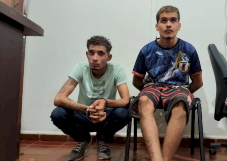 Dupla é presa após furtar motocicleta em estacionamento de mercado em Dourados