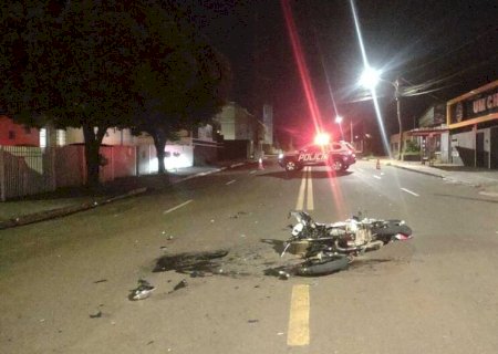 Batida entre carro e moto deixa piloto gravemente ferido na Avenida Tamandaré