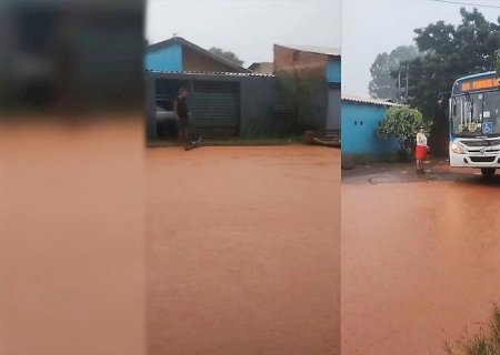 'Aqui não tem mais condições de passar', implora moradora após água invadir casa no José Teruel