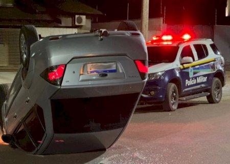 Acidente com três veículos deixa carro capotado em Ivinhema