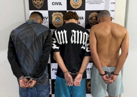 Trio é preso após tentar roubar Toyota Hilux e quase atropelar dono do veículo