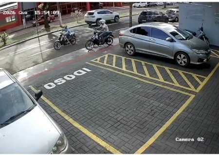 Dupla furta moto em frente ao quartel do Corpo de Bombeiros