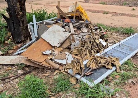 Homem tenta bater em guardas da GCM ao ser flagrado descartando árvore em rua do Aero Rancho