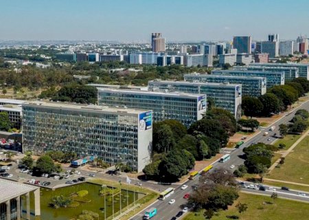 Lei reestrutura carreiras no Executivo e cria mais de 24 mil cargos