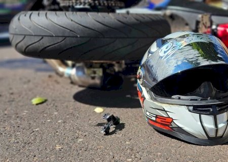 Mulher e criança ficam feridas em acidente entre carro e moto em Corumbá